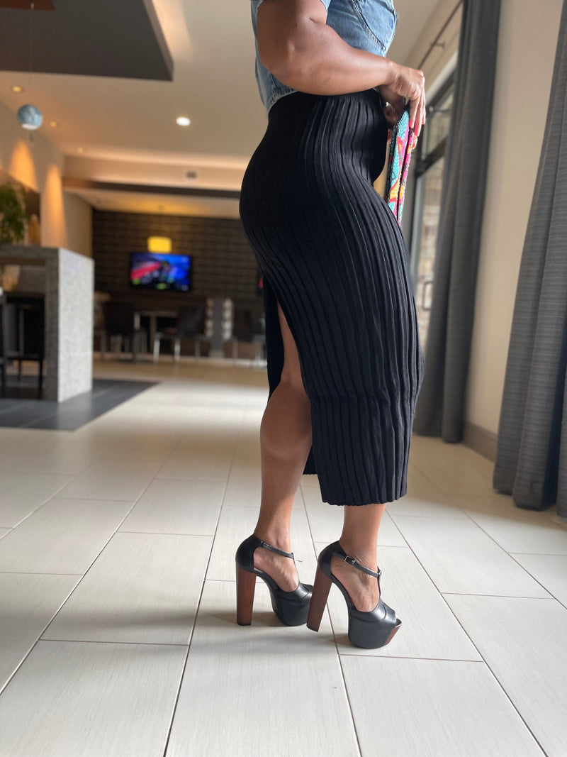 Thick with a Slit Skirt-Black